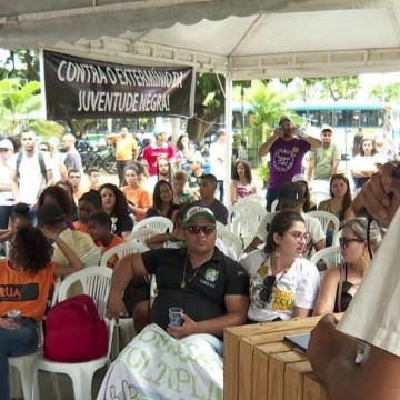 Jovens vão as ruas do Recife para o Dia Internacional das Juventudes