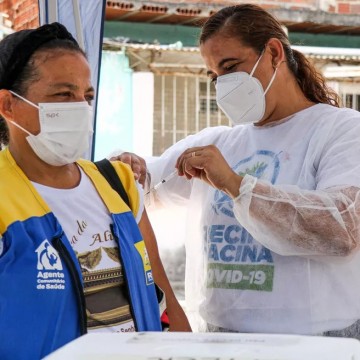 Recife oferece testes gratuitos e vacinação contra covid-19 nesta semana