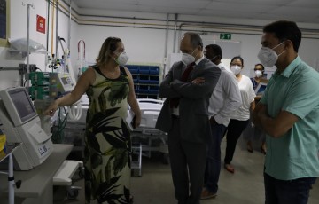 Presidente do TCE visita hospital de campanha do Jaboatão a convite do prefeito Anderson Ferreira