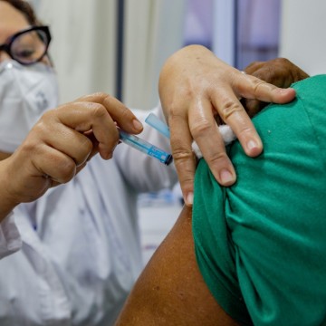 Igarassu lança site de agendamento e abre para dois novos grupos no calendário da vacinação 