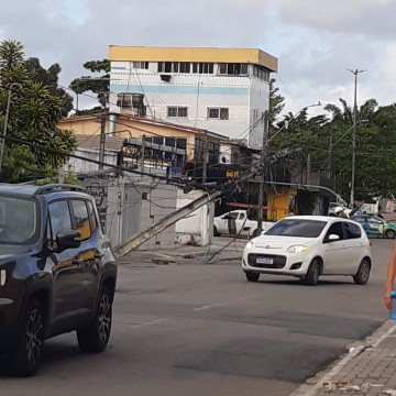 Caminhão derruba poste na Rua Capitão Zuzinha, em Boa Viagem