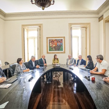 Em resposta aos incidentes com tubarão, Raquel Lyra se reúne com representantes das universidades e prefeitos de Pernambuco