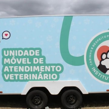 Unidade móvel oferece atendimento veterinário gratuito e adoção de animais em Caruaru