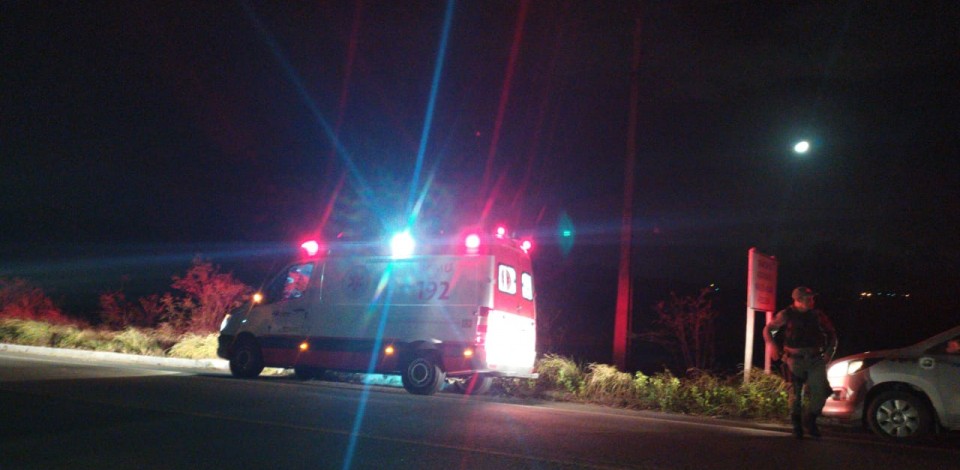 Bandidos param ambulância do Samu para matar um homem