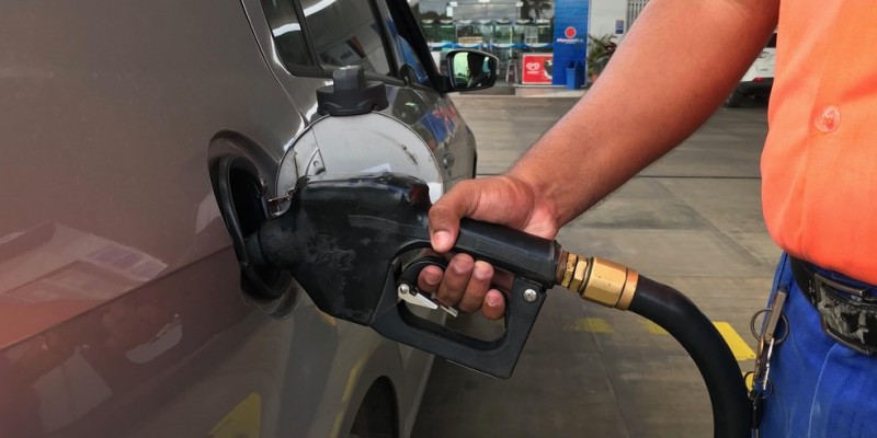 Na última sexta-feira, o Conselho Nacional de Política Fazendária decidiu congelar o ICMS sobre o preço dos combustíveis até janeiro do ano que vem, mas a tarifa influencia em apenas uma parte do valor