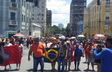 Manifestantes pedem mais moradias populares em ato no Recife