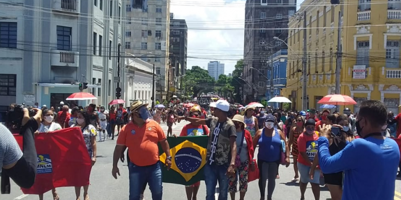 O ato foi convocado pelo Movimento Nacional de Luta Pela Moradia (MNLM) e pela Organização e Luta dos Movimentos Populares de Pernambuco (OLMP), que cobram solução para o déficit de moradias em Pernambuco