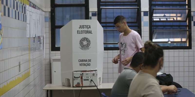 De acordo com o Tribunal Superior Eleitoral (TSE), a votação ocorre em 5.570 municípios brasileiros e em 181 localidades no exterior