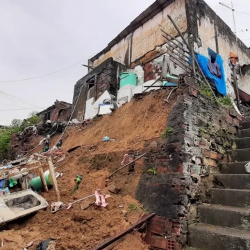 Fortes chuvas provocam desabamento de um muro em casa na Zona Norte do Recife