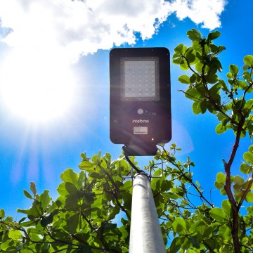 Sistema de iluminação com energia solar é instalado na Via Parque