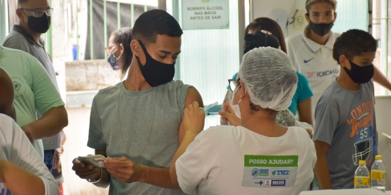 A imunização ocorre de segunda a sábado, das 10h às 20h, e aos domingos, das 12h às 20h, em quatro shoppings da Região Metropolitana do Recife
