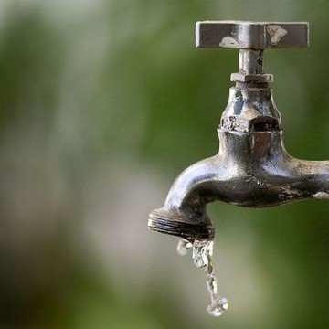 Abastecimento de água é suspenso em bairros de Caruaru devido à conserto de tubulação rompida