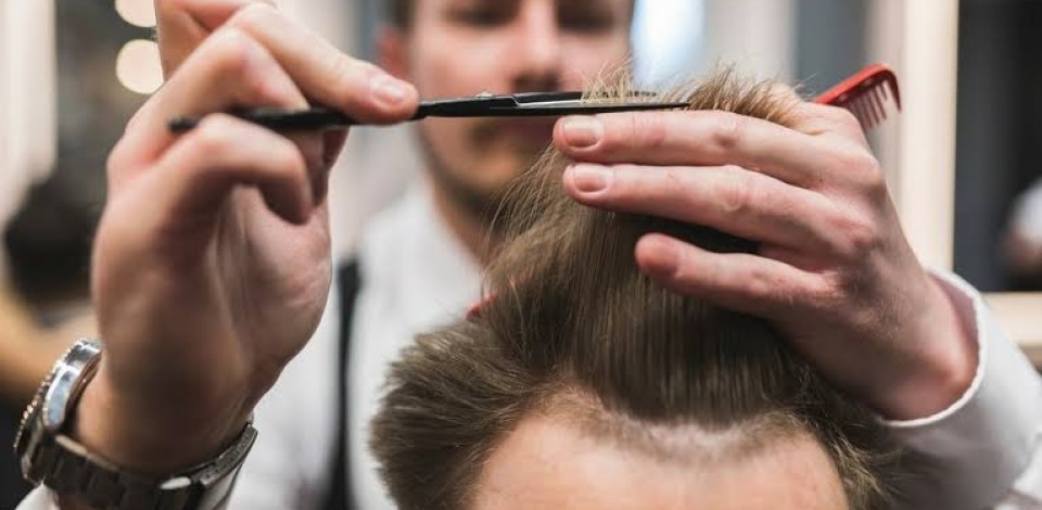 Bolsonaro assina decreto que inclui barbearias, academias e salões de beleza como serviços essenciais