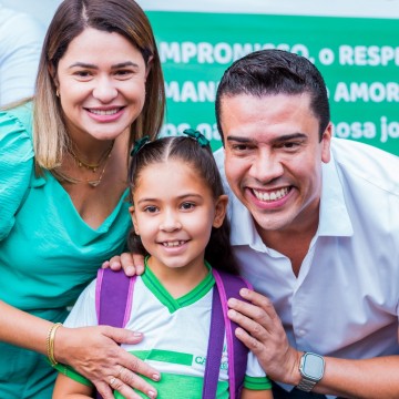 Rodrigo Pinheiro entrega matérias escolares para alunos da rede municipal de Caruaru