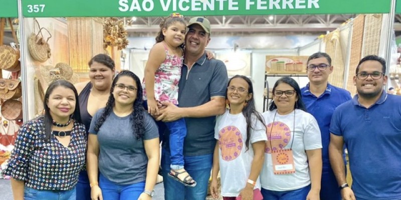 Prefeito Marcone visita estande de São Vicente Ferrer na Fenearte