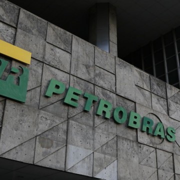 Petrobras bate recorde de importação de gás natural liquefeito em 2021