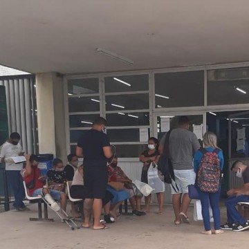 Aglomeração é registrada por pacientes e acompanhantes em hospital do Recife