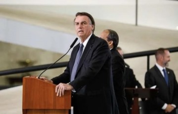Bolsonaro sanciona com vetos lei que institui o Auxílio Brasil