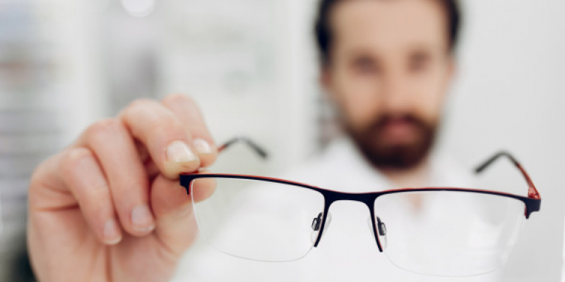Através da consulta é possível identificar o grau certo, tal como outros problemas oculares
