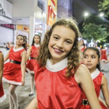 Garanhuns: Desfiles natalinos têm início durante a programação dos Encantos de Natal