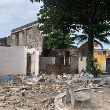  Prefeitura realiza demolição de prédio comercial que desabou parcialmente no Pina nesta quinta; uma pessoa ficou ferida