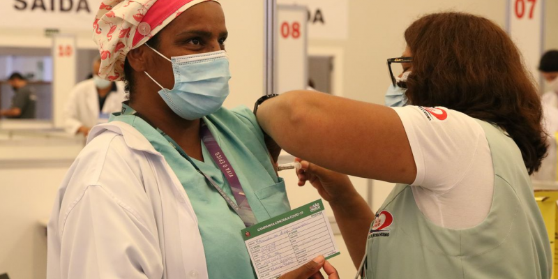 Em Pernambuco, apenas 57,87% da população iniciou o esquema de reforço vacinal