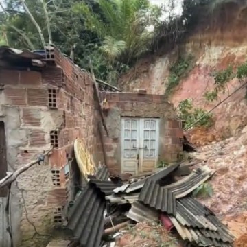 Barreira desliza e atinge duas casas no Cabo de Santo Agostinho; ninguém ficou ferido