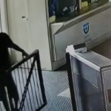 Homem é detido após furtar e vender portão de estação do Metrô por R$ 32