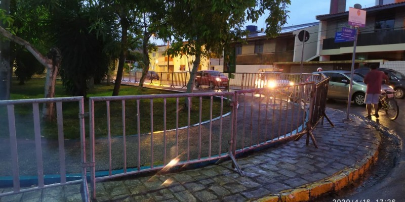 Praça Chico Porto no bairro Maurício de Nassau foi a primeira a receber as grades de isolamento