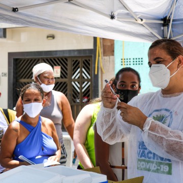 Vacinação itinerante da Prefeitura do Recife passa por nove localidades esta semana