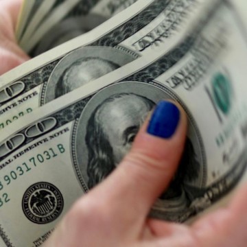Dólar cai para R$ 5,27, em dia de expectativa com Copom