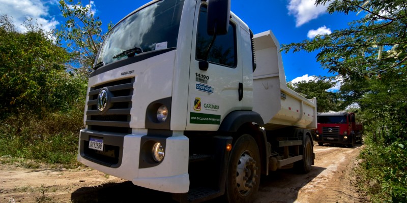 Melhorias garantirão o tráfego de veículos e segurança aos moradores e produtores ruraisA Prefeitura de Caruaru, por meio da Secretaria de Desenvolvimento Rural, continua, de forma intensificada, com os trabalhos nas estradas da zona rural 