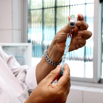 Uso de atestados médicos falsos para receber vacina contra coronavírus é investigado pelo MPPE no Recife
