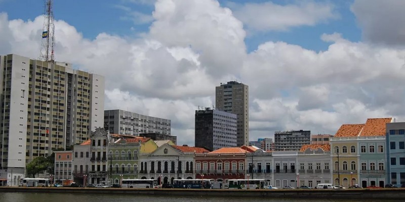 Recife cai 27 posições, mas ainda é a cidade mais competitiva do Nordeste O Recife permanece como a capital nordestina líder no indicador Capital Humano, sendo agora a 4ª colocada nacional