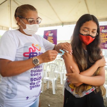 Recife inicia vacinação de pessoas de 9 a 19 anos contra o HPV