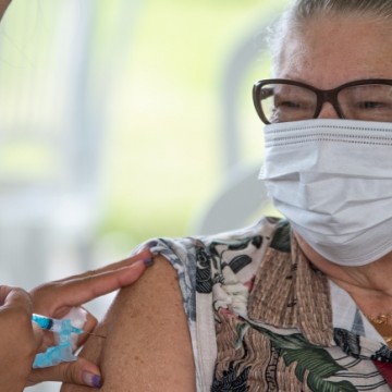 Prefeitura do Recife anuncia vacinação para idosos com 62 anos ou mais