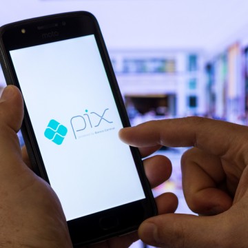 Pix é usado por 71% dos brasileiros e aprovação entre os jovens é de 99%