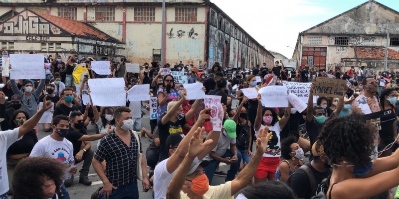 Os manifestantes seguiram em caminhada do prédio até a delegacia de Santo Amaro, na região central, onde as investigações estão concentradas