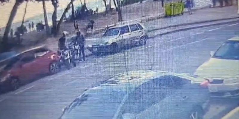 Imagens que circulam nas redes sociais mostram os criminosos saindo de moto pela avenida com as rodas roubadas
