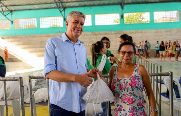 Prefeito Marinaldo Rosendo distribui 15 toneladas do Peixe Solidário