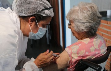 Pernambuco autoriza aplicação da terceira dose para idosos de 60 anos e para profissionais de saúde