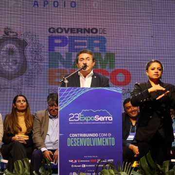 Na abertura da ExpoSerra, Duque reconhece a contribuição do empresariado serra-talhadense para o desenvolvimento do município