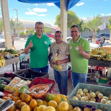 Paulo Jucá visita feira de Brejinho e conversa com comerciantes locais 