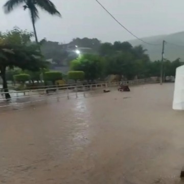 Mais de 15 famílias estão desalojadas em Jaqueira; aulas presenciais são suspensas por causa das chuvas