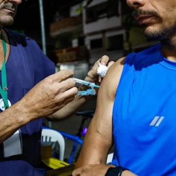 Ação noturna de vacinação contra a Covid-19 em Caruaru: primeira e segunda doses disponíveis