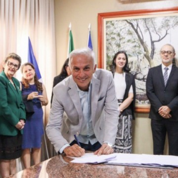 Prefeito da Vitória de Santo Antão assina cooperação para formação de Comitê Intersetorial Regional da Primeira Infância