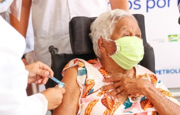 Petrolina: Prefeito Simão Durando aumenta vacinação contra a Covid-19 e disponibiliza quinta dose para pessoas com 80 anos e mais
