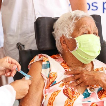 Petrolina: Prefeito Simão Durando aumenta vacinação contra a Covid-19 e disponibiliza quinta dose para pessoas com 80 anos e mais