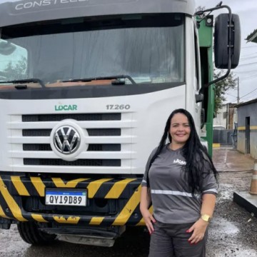 Prefeitura de Vitória contrata primeira mulher motorista de caminhão 