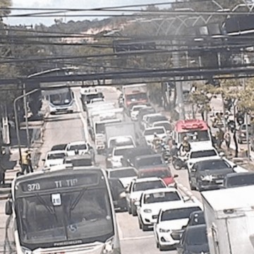 Colisão entre carro e moto na Avenida Recife deixa duas vítimas